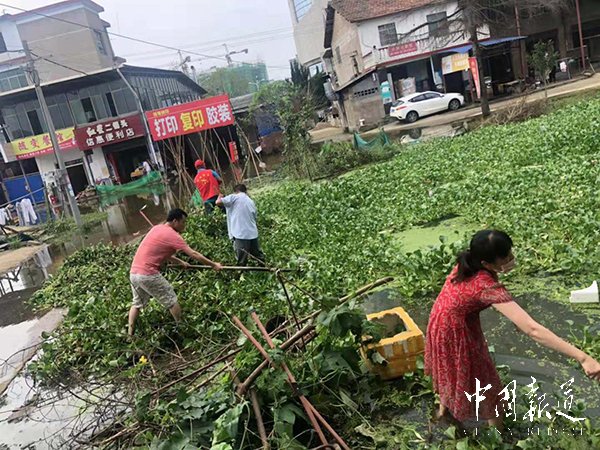 为保证辖区内洪水快速退去，酃湖乡双江村衡阳群众志愿者积极主动发挥不怕苦不怕累的精神，在高热的中午借助渔船对池塘水面的漂浮物进行清除，此行动得到周边群众的大力支持与点赞，带动了少数群众加入清除